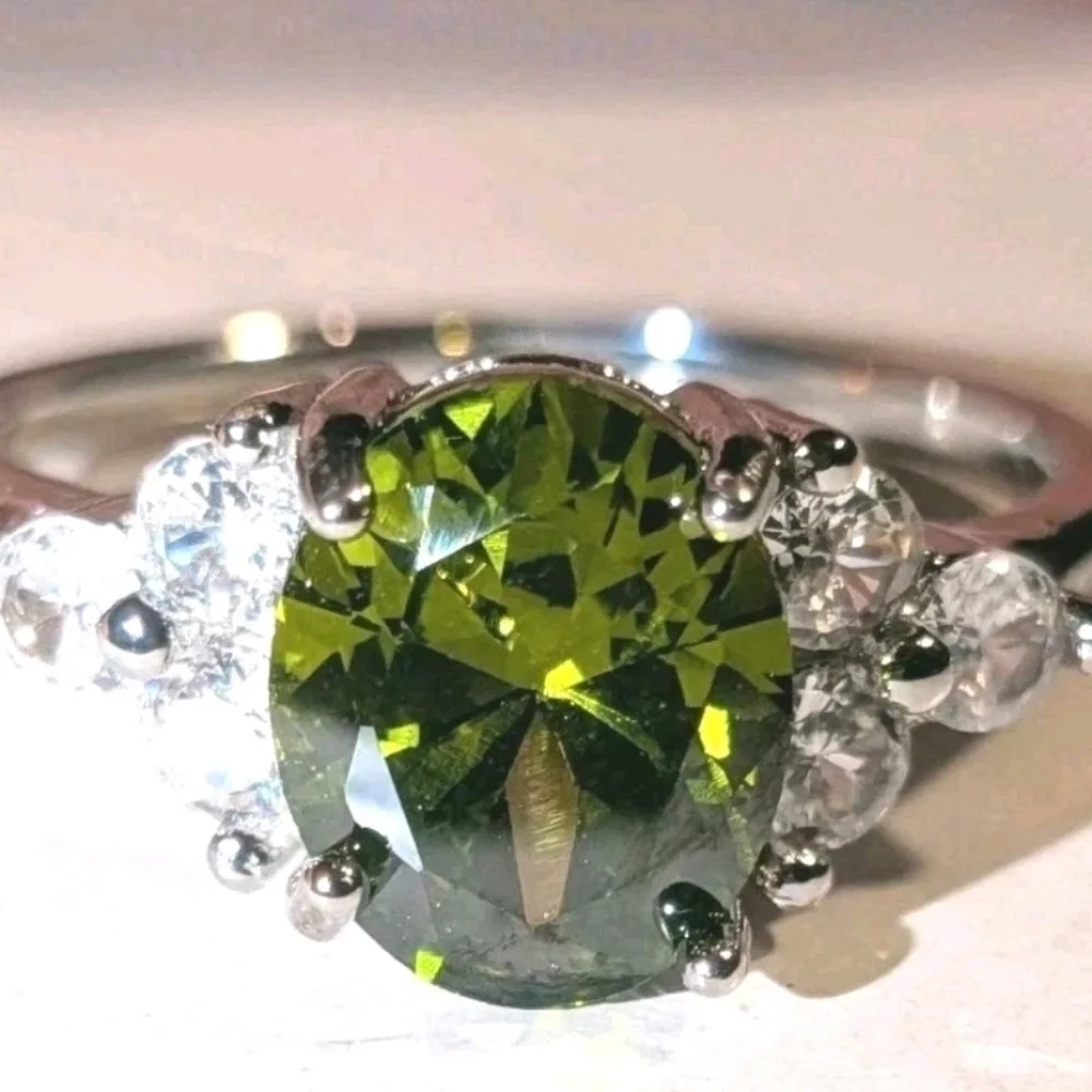 925 Dazzling 8 Ct Brilliant Cut olive green Gem Stone Engagement Ring Sz 10
